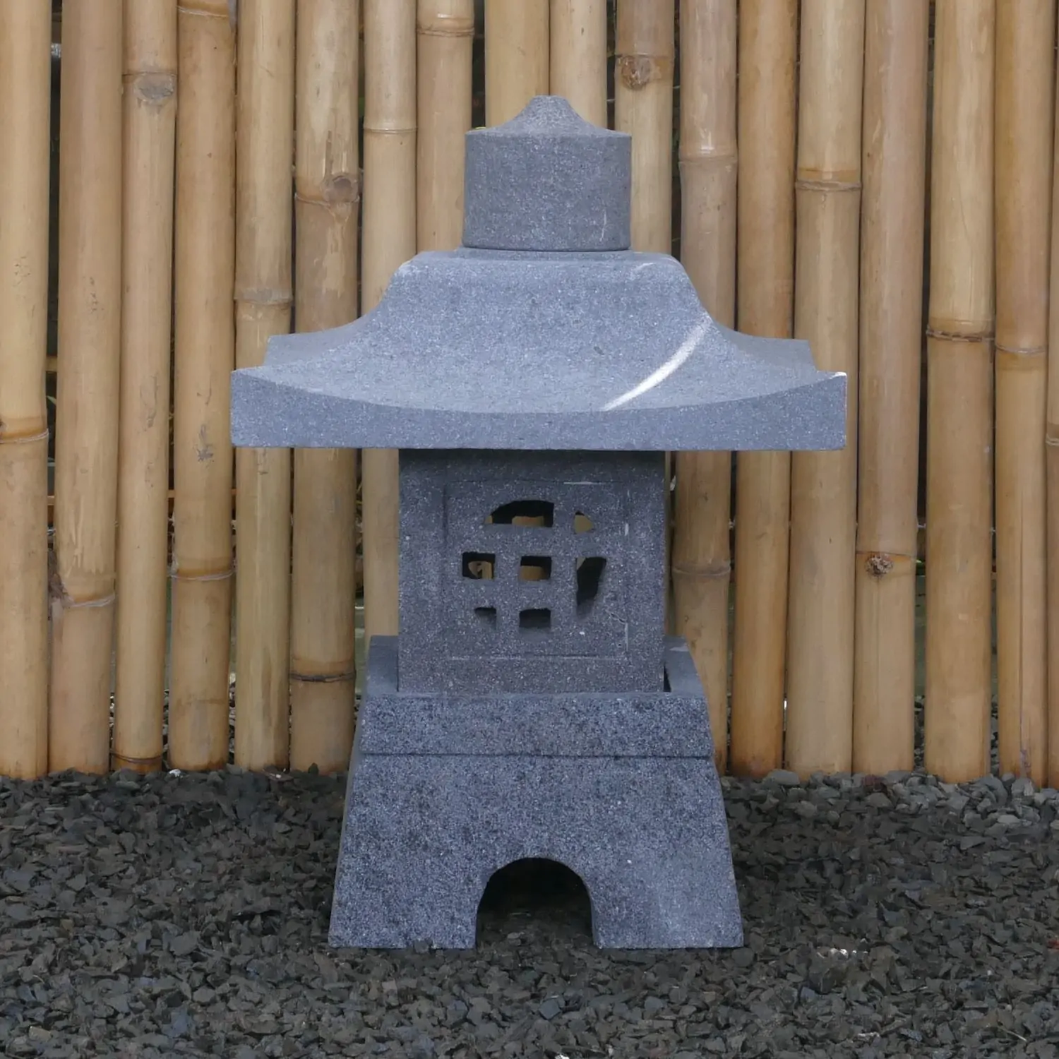 Artikelbild 2 des Artikels “Gartenlaterne im japanischen Stil, hergestellt aus Andesitstein. Mehrteilig. 55 cm Höhe, das Dach ist 40 cm breit. “